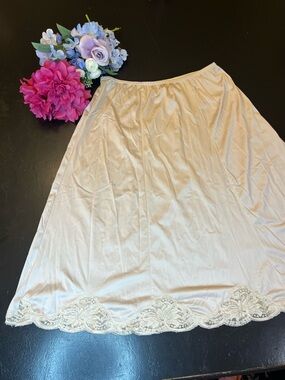 Wonder Maid Vintage Cream A Line Lace Trim Half Slip O/S SML Made In USA ILGWU